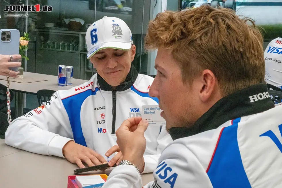 Foto zur News: Isack Hadjar (Racing Bulls) und Liam Lawson (Racing Bulls)