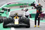 Foto zur News: Max Verstappen (Red Bull) und Mark Thompson