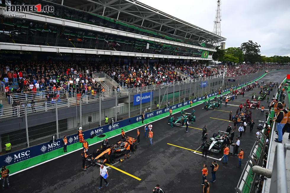 Foto zur News: Oscar Piastri (McLaren) und George Russell (Mercedes)