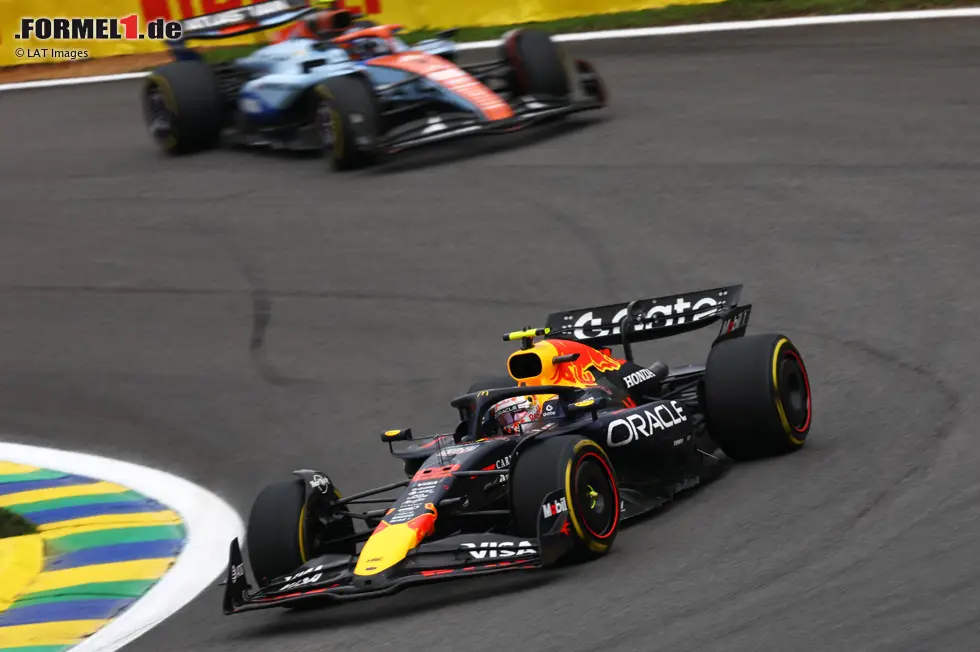 Foto zur News: Yuki Tsunoda (Red Bull) und Carlos Sainz (Williams)