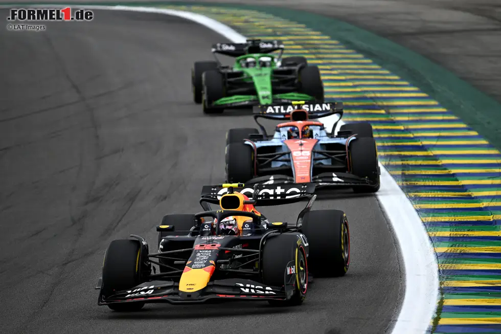 Foto zur News: Yuki Tsunoda (Red Bull), Carlos Sainz (Williams) und Nico Hülkenberg (Sauber)