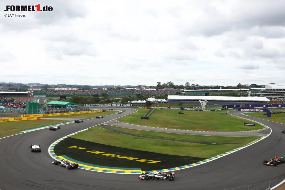 Foto zur News: Esteban Ocon (Haas), Oliver Bearman (Haas) und Yuki Tsunoda (Red Bull)