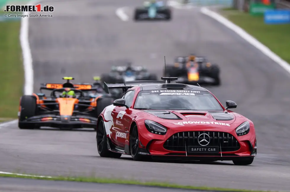 Foto zur News: Lando Norris (McLaren) hinter dem Safety-Car