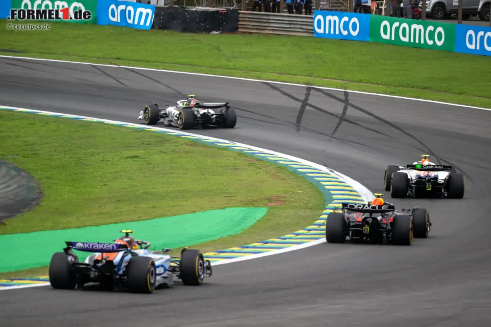 Foto zur News: Carlos Sainz (Williams) und Yuki Tsunoda (Red Bull)