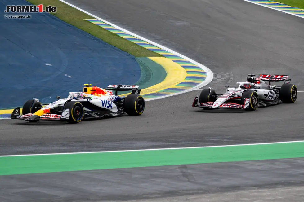 Foto zur News: Liam Lawson (Racing Bulls) und Esteban Ocon (Haas)