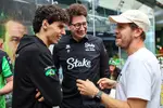 Foto zur News: Gabriel Bortoleto (Sauber), Mattia Binotto und Sebastian Vettel