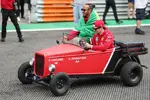 Foto zur News: Lewis Hamilton (Ferrari) und Charles Leclerc (Ferrari)
