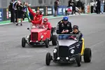 Foto zur News: Max Verstappen (Red Bull), Yuki Tsunoda (Red Bull), Lewis Hamilton (Ferrari) und Charles Leclerc (Ferrari)