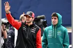Foto zur News: Esteban Ocon (Haas) und Lance Stroll (Aston Martin)