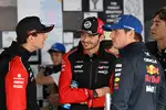 Foto zur News: Oliver Bearman (Haas), Esteban Ocon (Haas), Max Verstappen (Red Bull) und George Russell (Mercedes)