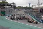 Foto zur News: Start zum GP Sao Paulo 2025 in Brasilien: Lando Norris (McLaren) führt