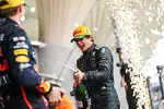 Foto zur News: Andrea Kimi Antonelli und Max Verstappen (Red Bull)