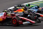 Foto zur News: Lewis Hamilton (Ferrari) und Yuki Tsunoda (Red Bull)