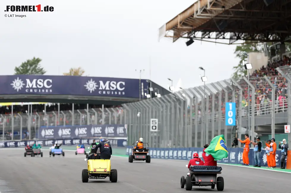 Foto zur News: Yuki Tsunoda (Red Bull), Max Verstappen (Red Bull), Charles Leclerc (Ferrari) und Lewis Hamilton (Ferrari)