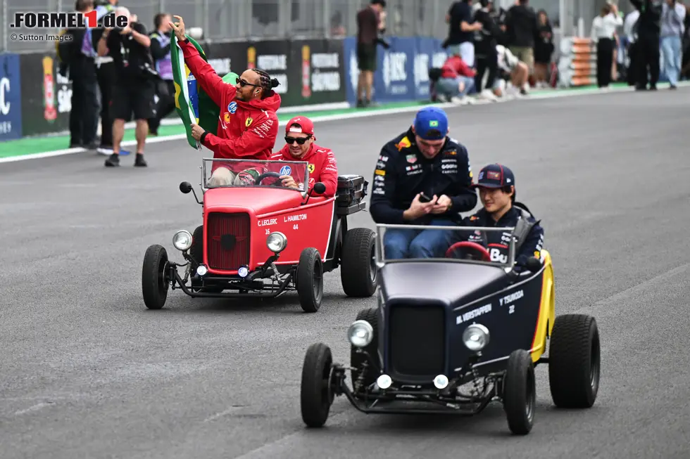 Foto zur News: Max Verstappen (Red Bull), Yuki Tsunoda (Red Bull), Lewis Hamilton (Ferrari) und Charles Leclerc (Ferrari)