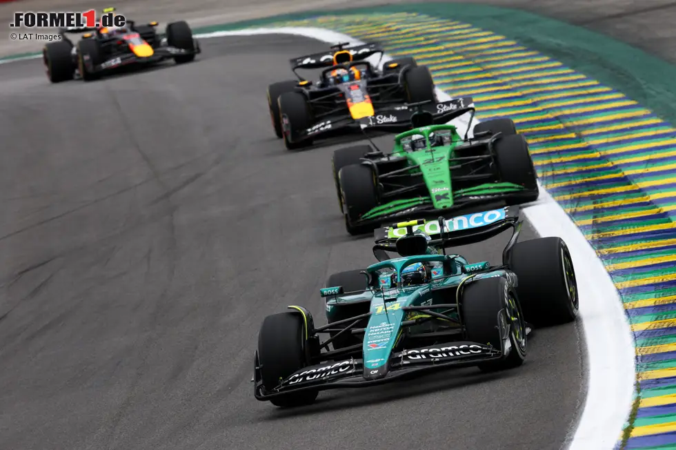 Foto zur News: Fernando Alonso (Aston Martin), Nico Hülkenberg (Sauber) und Max Verstappen (Red Bull)