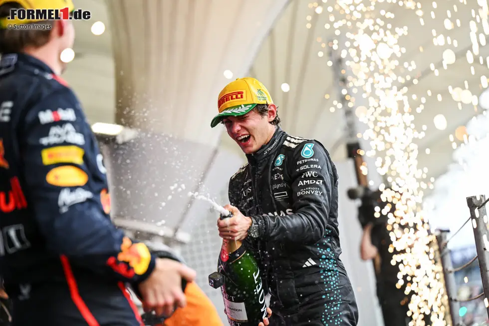 Foto zur News: Andrea Kimi Antonelli und Max Verstappen (Red Bull)