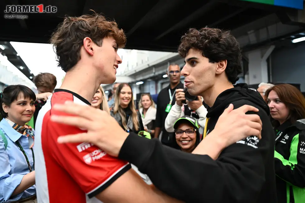 Foto zur News: Oliver Bearman (Haas) und Gabriel Bortoleto (Sauber)