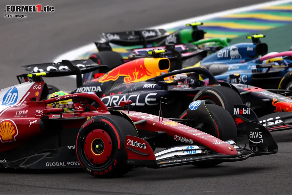 Foto zur News: Lewis Hamilton (Ferrari) und Yuki Tsunoda (Red Bull)