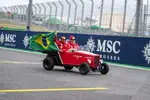 Foto zur News: Lewis Hamilton (Ferrari) und Charles Leclerc (Ferrari)