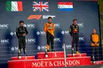 Foto zur News: Andrea Kimi Antonelli, Lando Norris (McLaren) und Max Verstappen (Red Bull)