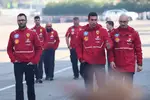Foto zur News: Ferrari-Mitarbeiter in Imola