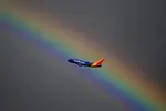 Foto zur News: Flugzeug mit Regenbogen am Himmel über Las Vegas