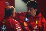 Foto zur News: Frederic Vasseur mit Charles Leclerc (Ferrari)