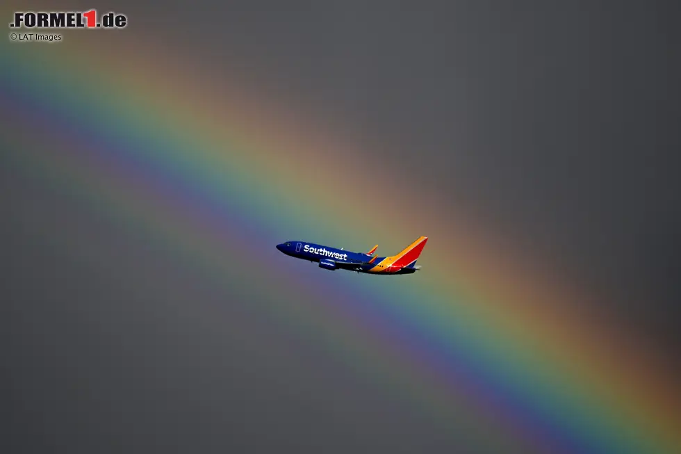 Foto zur News: Flugzeug mit Regenbogen am Himmel über Las Vegas