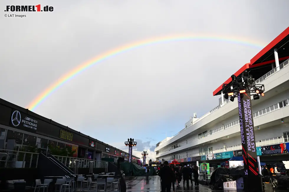 Foto zur News: Regenbogen über der Strecke in Las Vegas