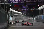 Foto zur News: Charles Leclerc (Ferrari), Oliver Bearman (Haas) und Lewis Hamilton (Ferrari)