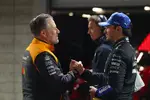 Foto zur News: Carlos Sainz (Williams) und Zak Brown