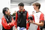Foto zur News: Ayao Komatsu mit Esteban Ocon (Haas) und Oliver Bearman (Haas)