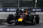 Foto zur News: Max Verstappen (Red Bull) und George Russell (Mercedes)