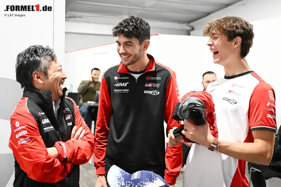 Foto zur News: Ayao Komatsu mit Esteban Ocon (Haas) und Oliver Bearman (Haas)