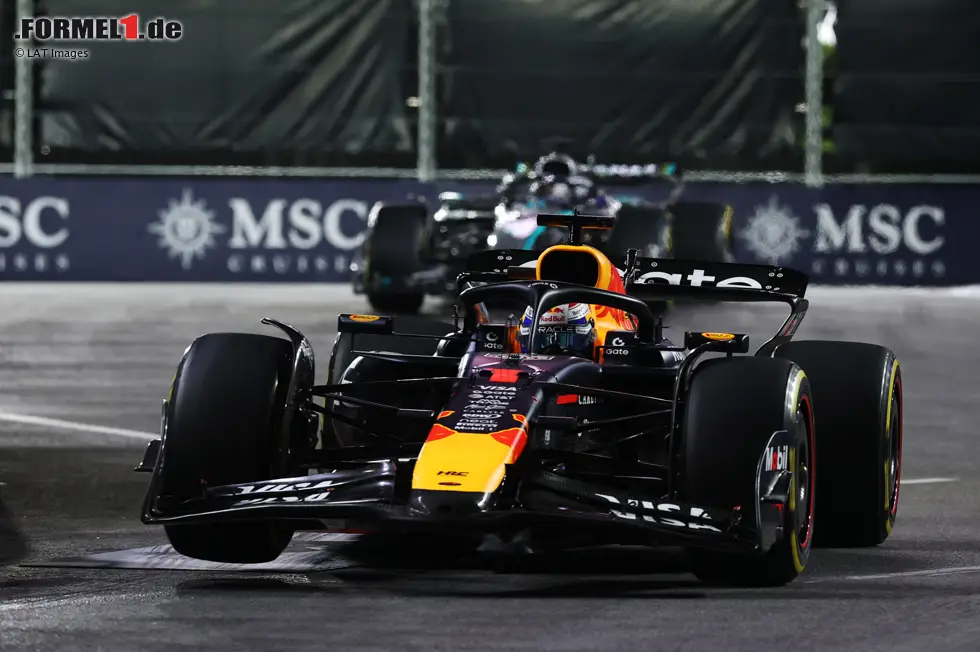 Foto zur News: Max Verstappen (Red Bull) und George Russell (Mercedes)