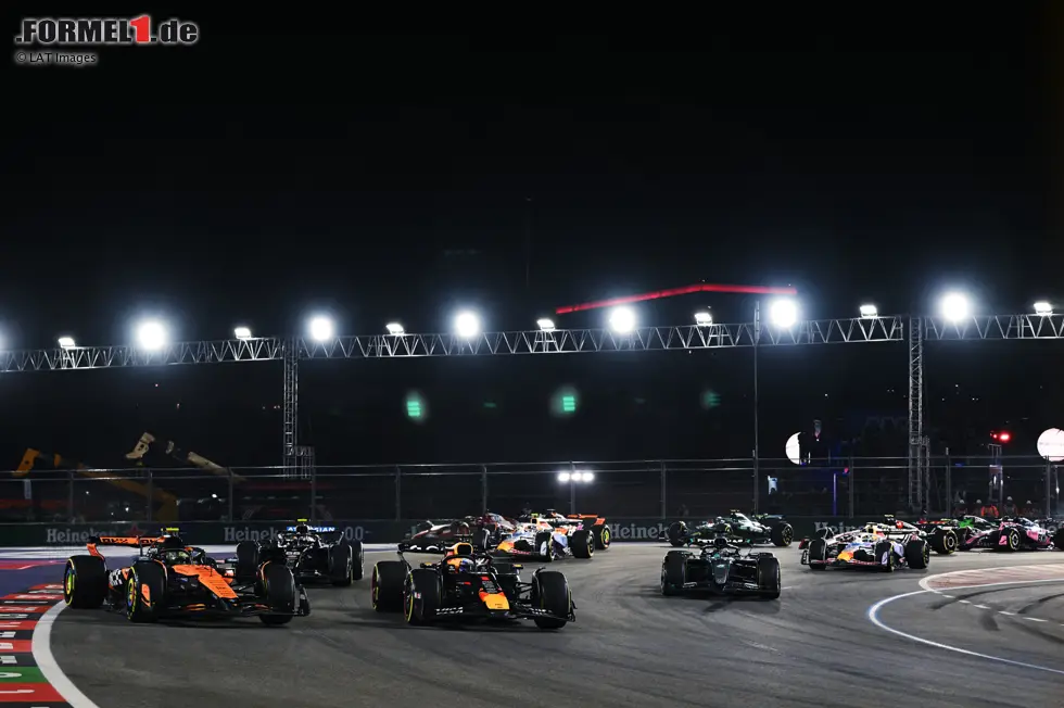 Foto zur News: Max Verstappen (Red Bull), Lando Norris (McLaren) und George Russell (Mercedes)
