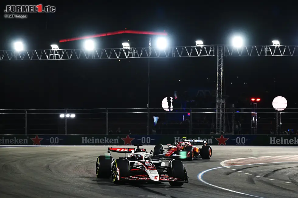 Foto zur News: Esteban Ocon (Haas) und Lewis Hamilton (Ferrari)