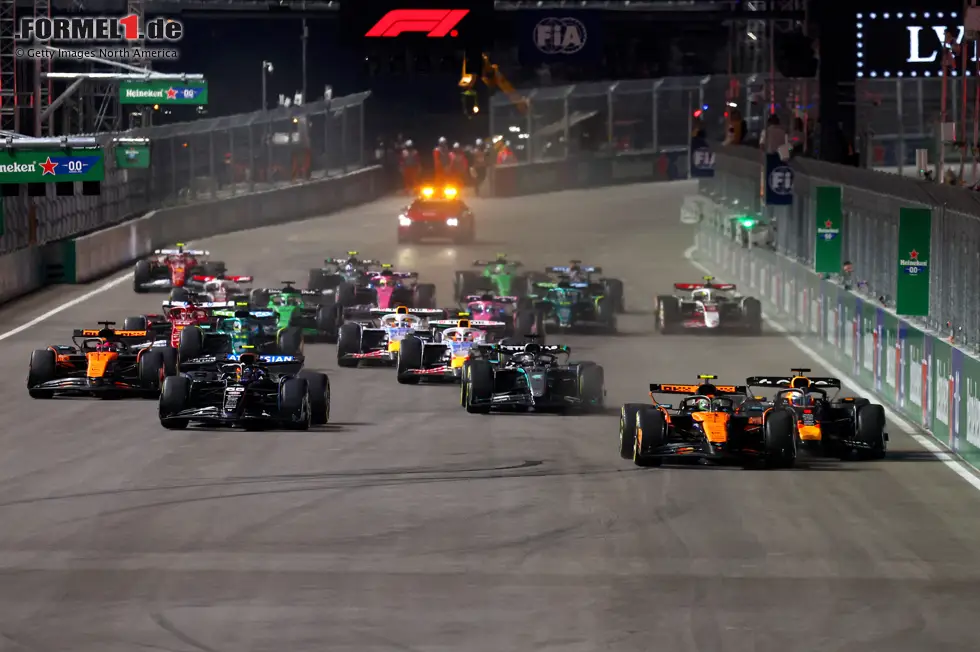 Foto zur News: Lando Norris (McLaren), Max Verstappen (Red Bull) und Mark Thompson