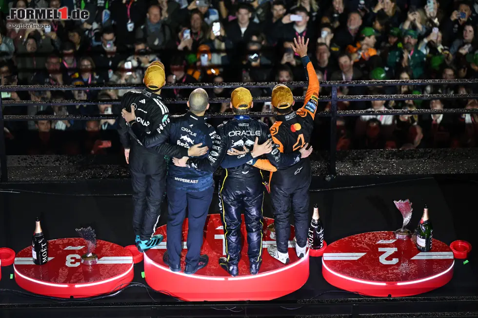 Foto zur News: Max Verstappen (Red Bull), Lando Norris (McLaren) und George Russell (Mercedes)