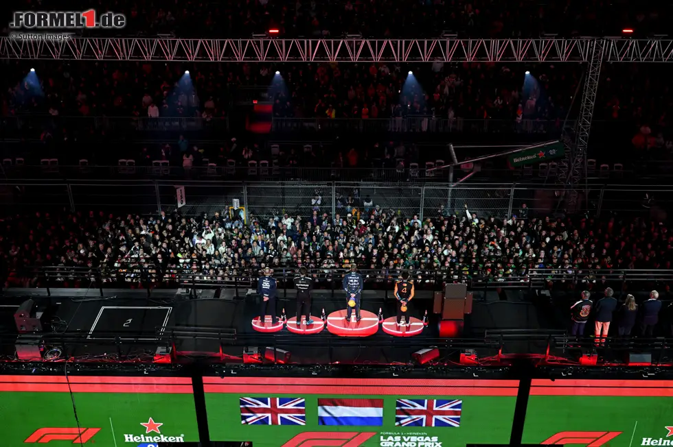 Foto zur News: Max Verstappen (Red Bull), Lando Norris (McLaren) und George Russell (Mercedes)