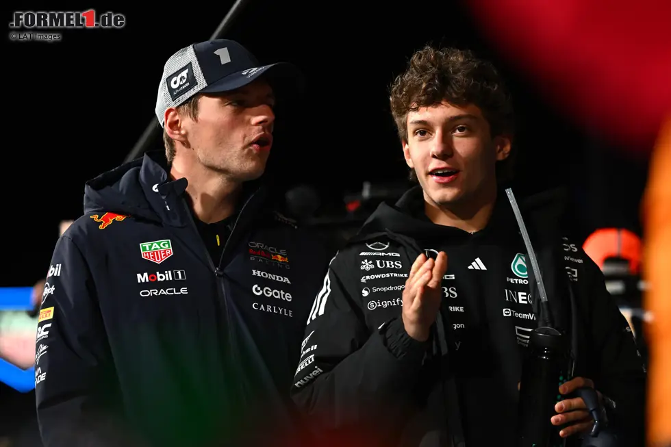 Foto zur News: Andrea Kimi Antonelli (Mercedes) und Max Verstappen (Red Bull)