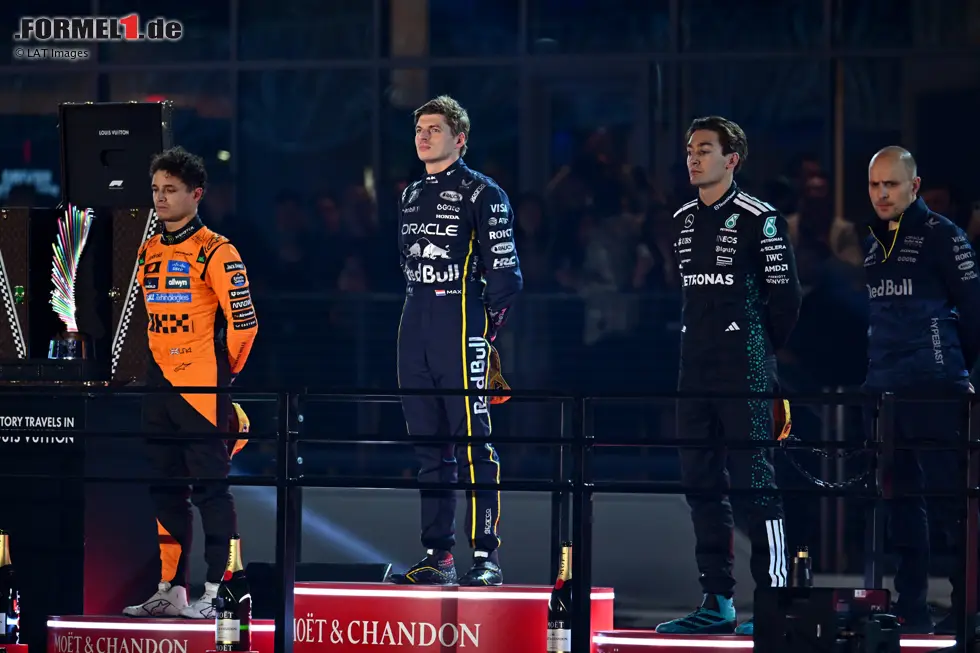 Foto zur News: Max Verstappen (Red Bull), Lando Norris (McLaren) und George Russell (Mercedes)