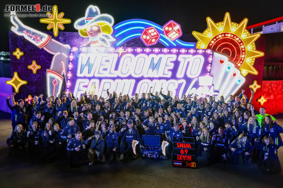 Foto zur News: Max Verstappen (Red Bull), Yuki Tsunoda (Red Bull) und Mark Thompson