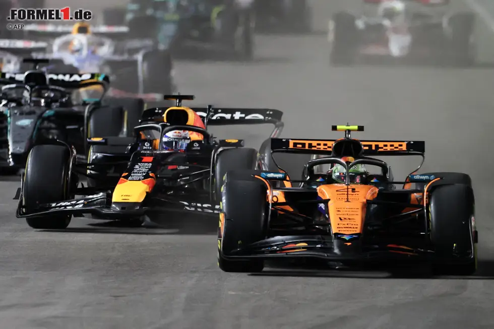 Foto zur News: Lando Norris (McLaren) und Max Verstappen (Red Bull)