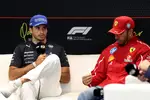 Foto zur News: Carlos Sainz (Williams) und Lewis Hamilton (Ferrari)