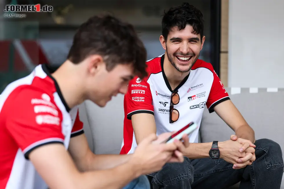 Foto zur News: Esteban Ocon (Haas) und Oliver Bearman (Haas)