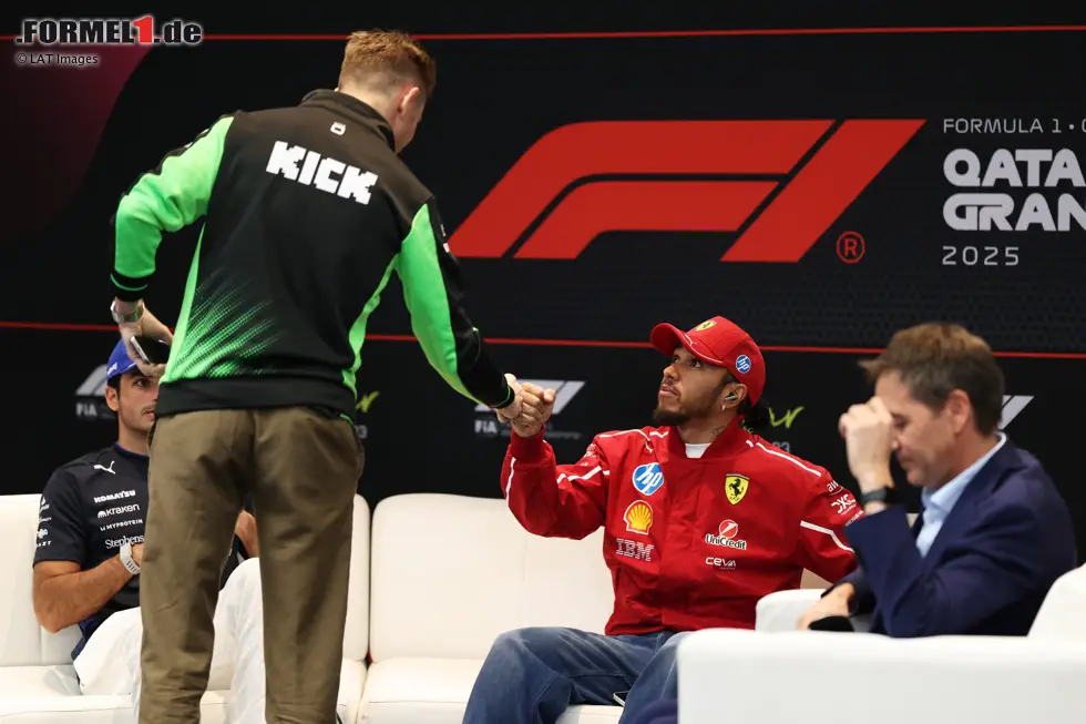 Foto zur News: Nico Hülkenberg (Sauber) und Lewis Hamilton (Ferrari)