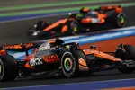 Foto zur News: Oscar Piastri (McLaren) und Lando Norris (McLaren)