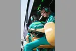 Foto zur News: Adrian Newey (Aston Martin) am Kommandostand mit Notizbuch